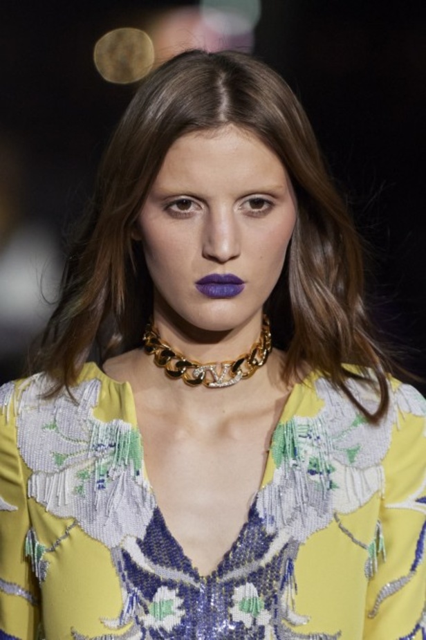 عرض أزياء مجموعة Valentino لربيع وصيف 2022 من أسبوع الموضة في باريس