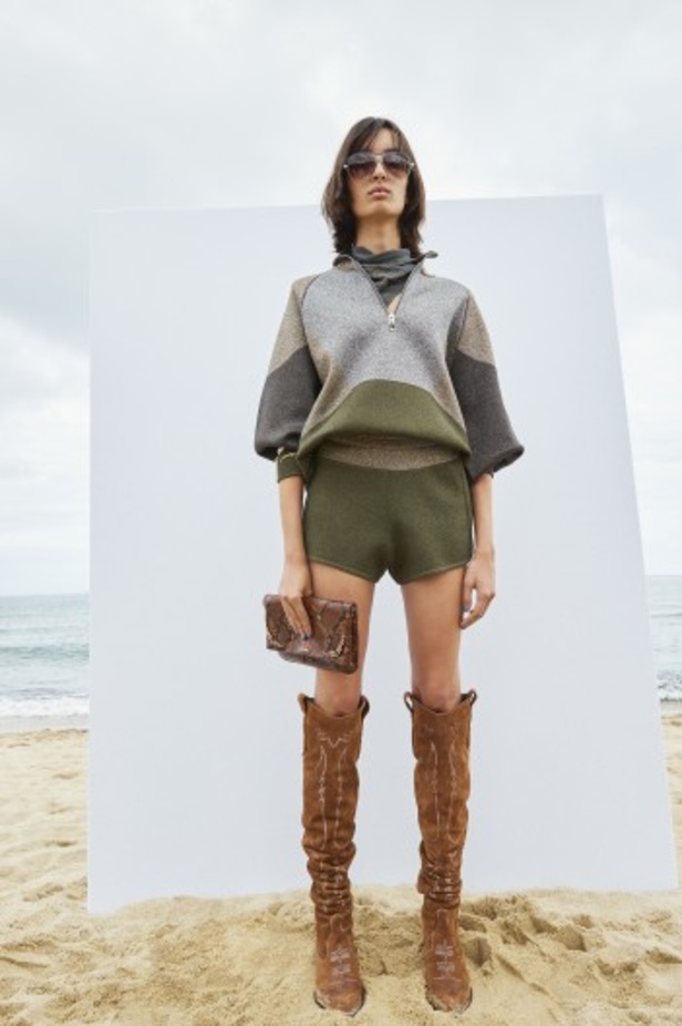 عرض أزياء مجموعة Zadig & Voltaire لربيع وصيف 2022 من أسبوع الموضة في باريس