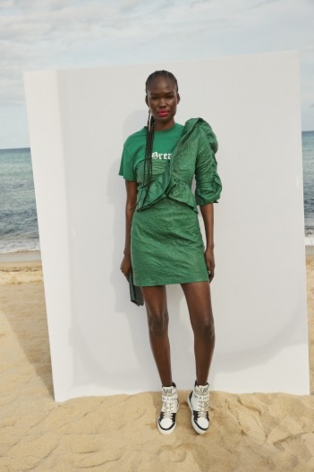 عرض أزياء مجموعة Zadig & Voltaire لربيع وصيف 2022 من أسبوع الموضة في باريس