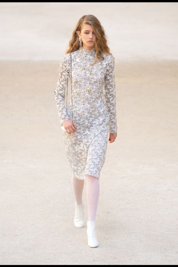 شانيل تحيي موضة الريش والشبك في مجموعة كروز 2021-2022