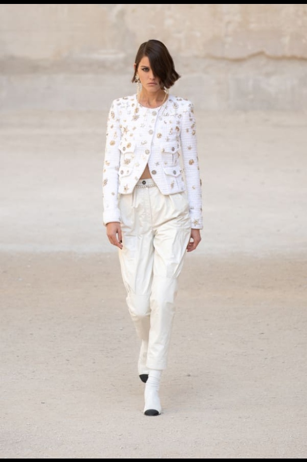 شانيل تحيي موضة الريش والشبك في مجموعة كروز 2021-2022