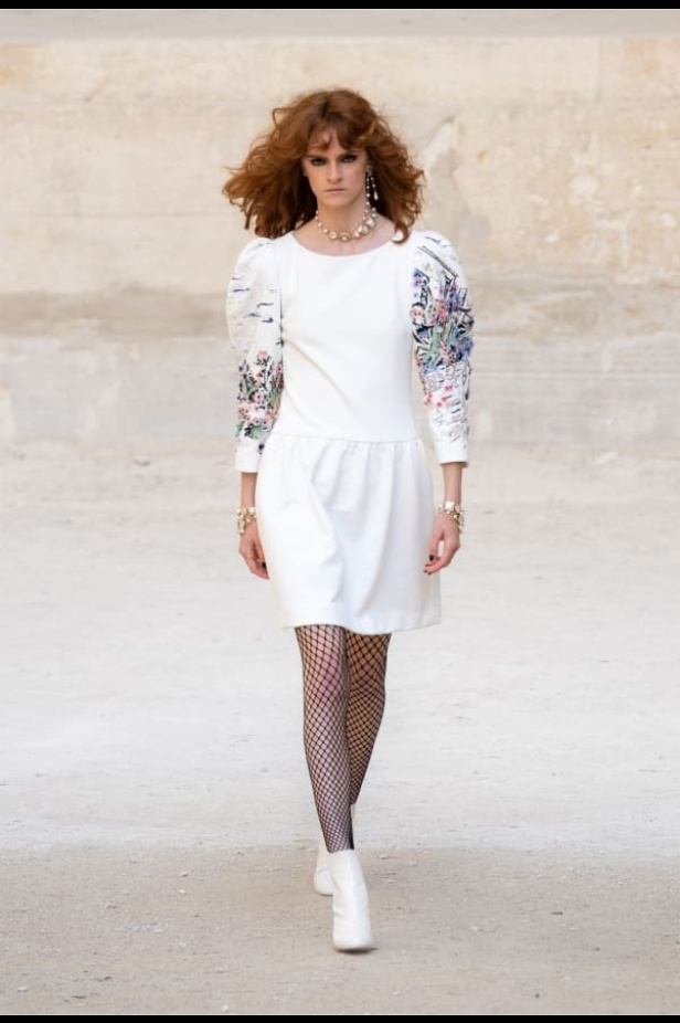 شانيل تحيي موضة الريش والشبك في مجموعة كروز 2021-2022