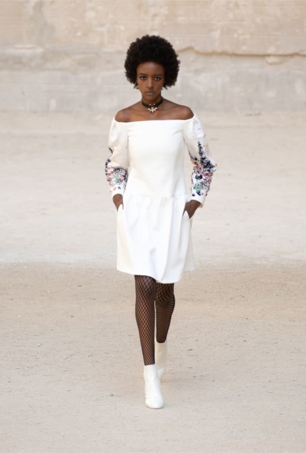 شانيل تحيي موضة الريش والشبك في مجموعة كروز 2021-2022