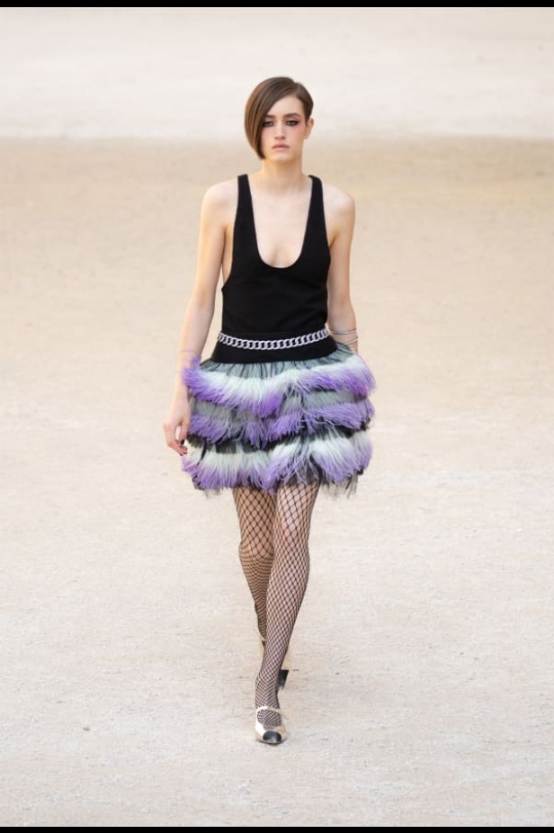 شانيل تحيي موضة الريش والشبك في مجموعة كروز 2021-2022