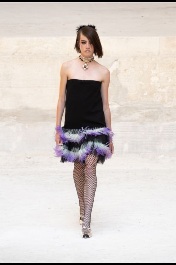 شانيل تحيي موضة الريش والشبك في مجموعة كروز 2021-2022