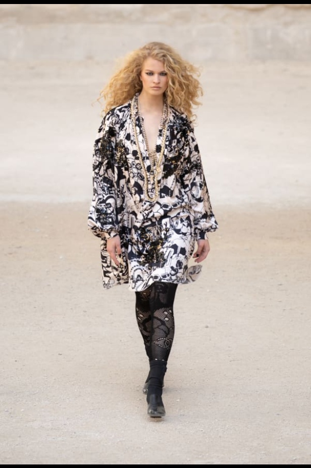 شانيل تحيي موضة الريش والشبك في مجموعة كروز 2021-2022