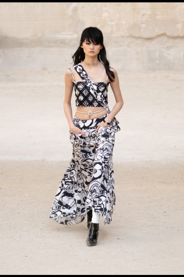 شانيل تحيي موضة الريش والشبك في مجموعة كروز 2021-2022