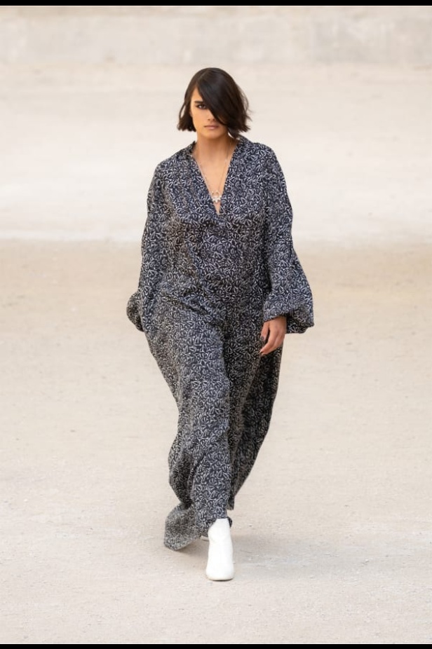 شانيل تحيي موضة الريش والشبك في مجموعة كروز 2021-2022