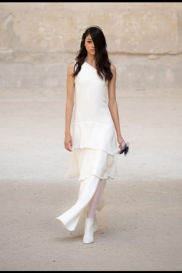 شانيل تحيي موضة الريش والشبك في مجموعة كروز 2021-2022