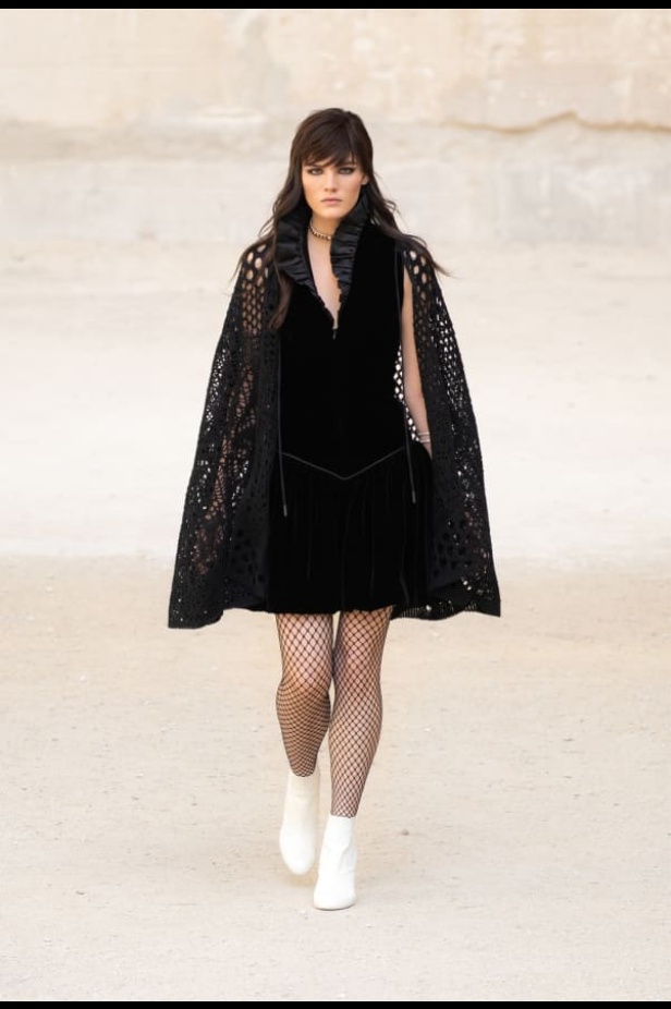 شانيل تحيي موضة الريش والشبك في مجموعة كروز 2021-2022