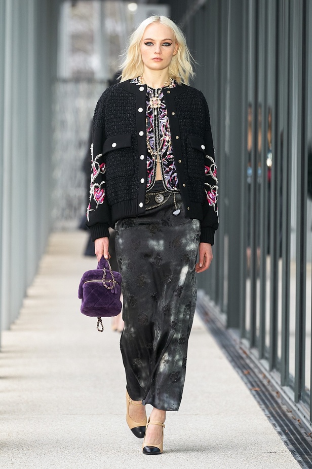 مجموعة شانيل Métiers d’art لعام 2021/2022 إحتفال بالحرفيين بتصاميم غنية بالتفاصيل 