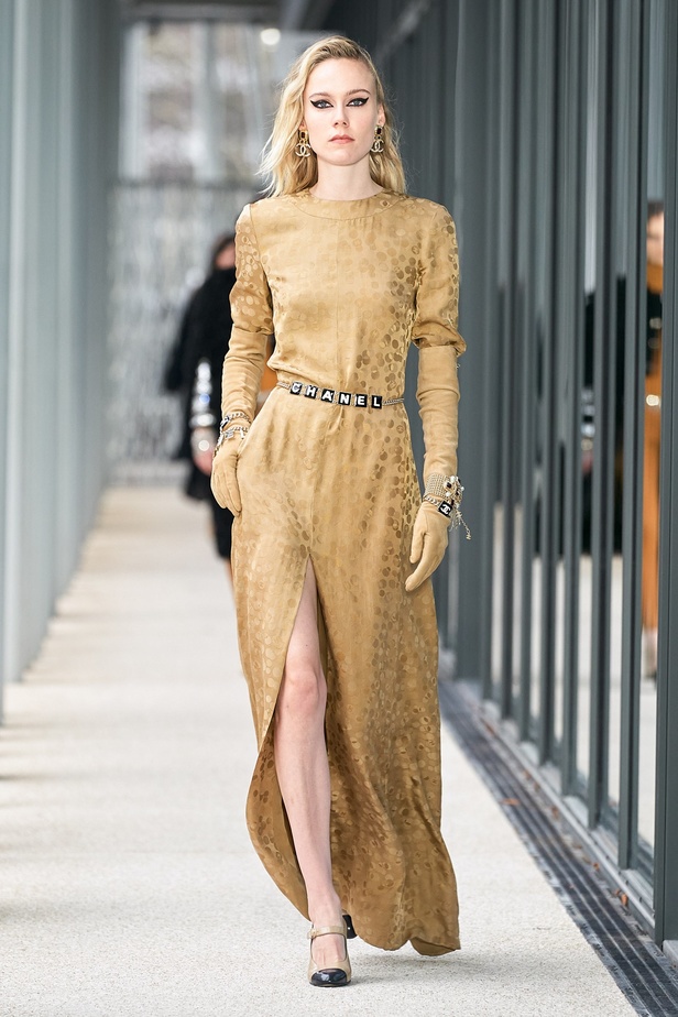 مجموعة شانيل Métiers d’art لعام 2021/2022 إحتفال بالحرفيين بتصاميم غنية بالتفاصيل 