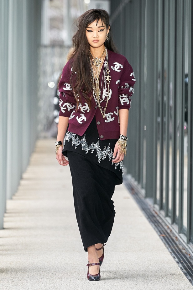 مجموعة شانيل Métiers d’art لعام 2021/2022 إحتفال بالحرفيين بتصاميم غنية بالتفاصيل 