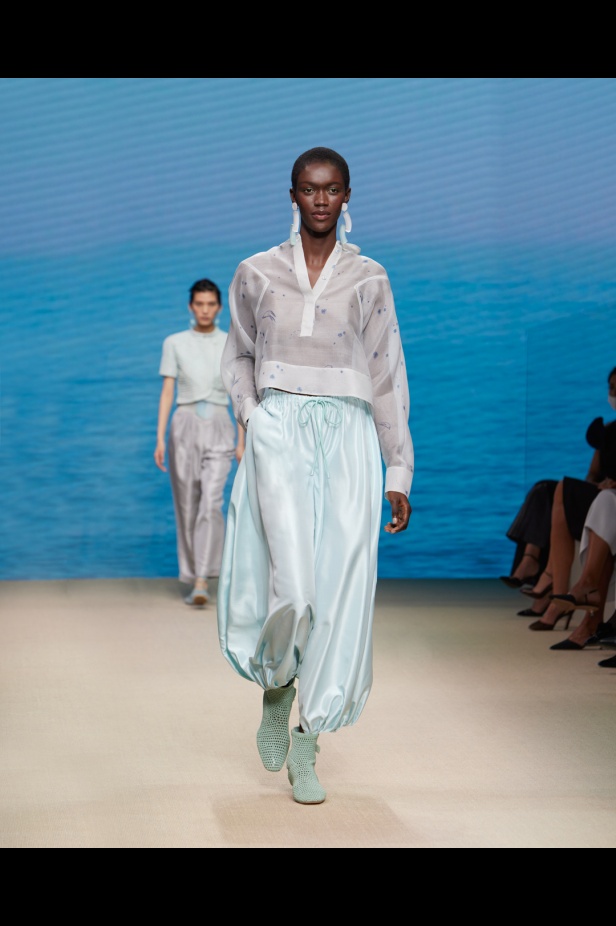مجموعةGIORGIO ARMANI  لربيع 2022 مزيج بين الجرأة والحرية