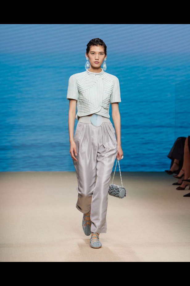 مجموعةGIORGIO ARMANI  لربيع 2022 مزيج بين الجرأة والحرية