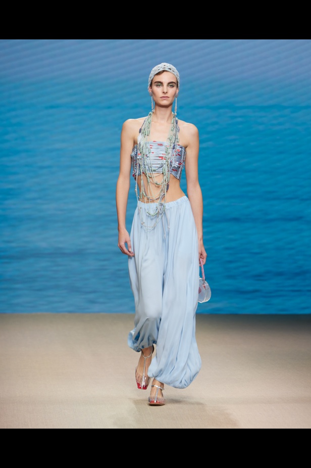 مجموعةGIORGIO ARMANI  لربيع 2022 مزيج بين الجرأة والحرية