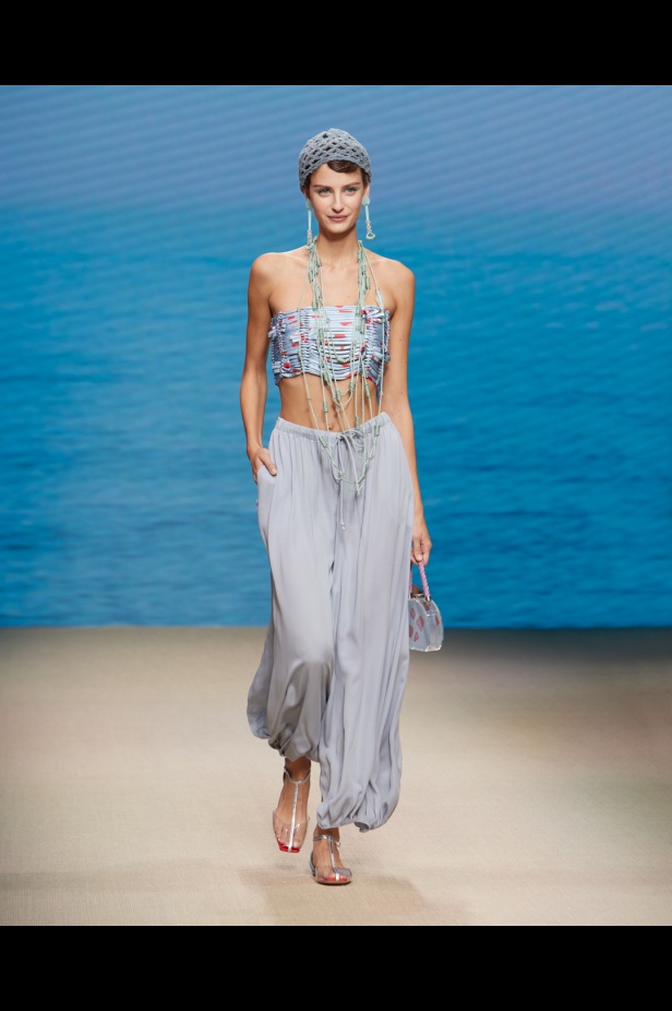 مجموعةGIORGIO ARMANI  لربيع 2022 مزيج بين الجرأة والحرية