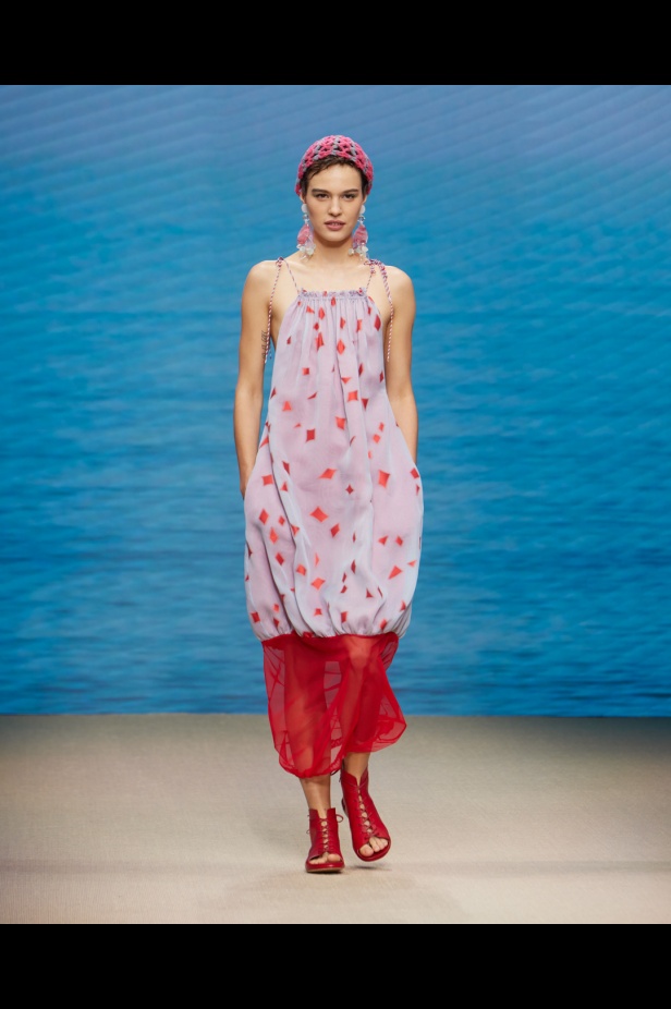 مجموعةGIORGIO ARMANI  لربيع 2022 مزيج بين الجرأة والحرية