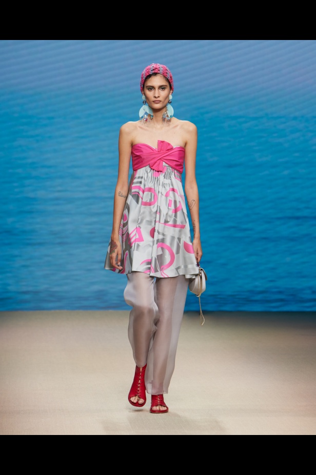 مجموعةGIORGIO ARMANI  لربيع 2022 مزيج بين الجرأة والحرية