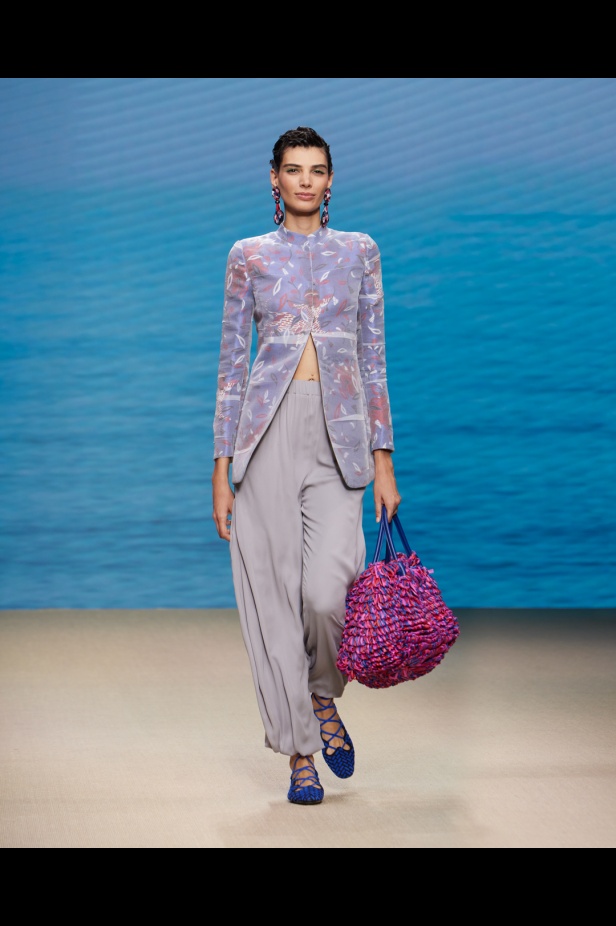 مجموعةGIORGIO ARMANI  لربيع 2022 مزيج بين الجرأة والحرية
