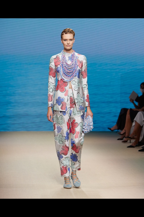 مجموعةGIORGIO ARMANI  لربيع 2022 مزيج بين الجرأة والحرية