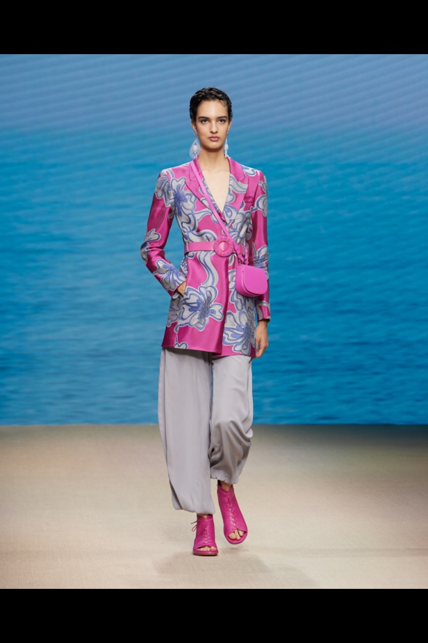 مجموعةGIORGIO ARMANI  لربيع 2022 مزيج بين الجرأة والحرية