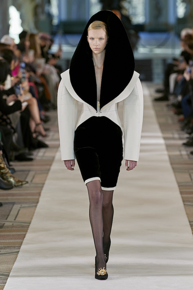 مجموعة Schiaparelli للهوت كوتور لموسم ربيع وصيف 2022