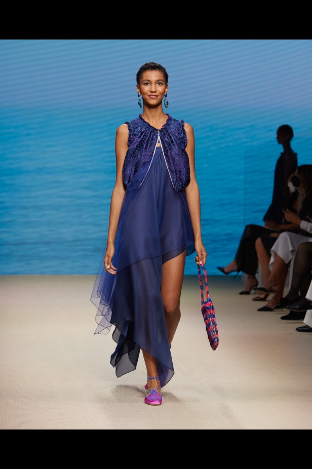 مجموعةGIORGIO ARMANI  لربيع 2022 مزيج بين الجرأة والحرية