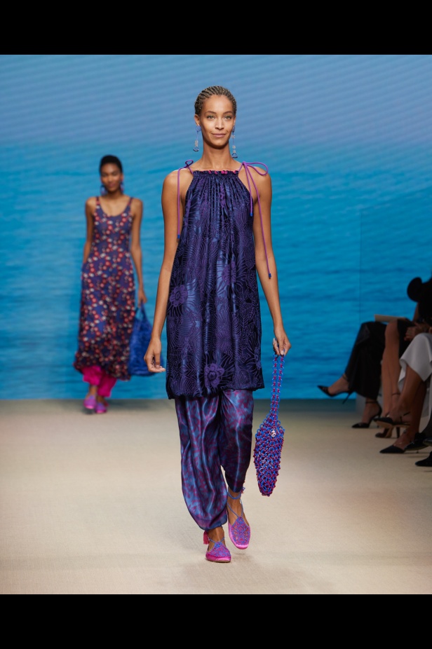 مجموعةGIORGIO ARMANI  لربيع 2022 مزيج بين الجرأة والحرية