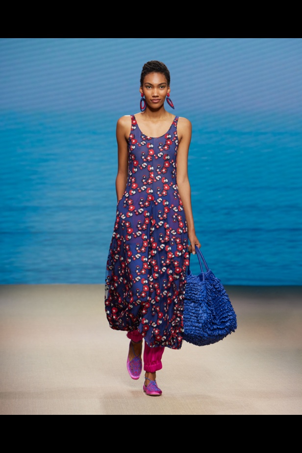 مجموعةGIORGIO ARMANI  لربيع 2022 مزيج بين الجرأة والحرية