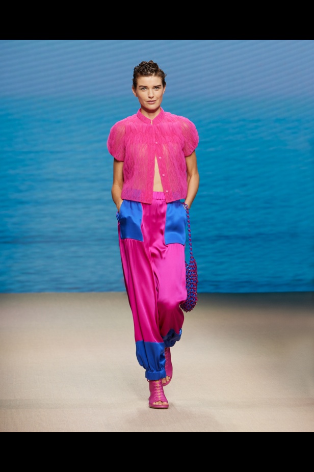 مجموعةGIORGIO ARMANI  لربيع 2022 مزيج بين الجرأة والحرية