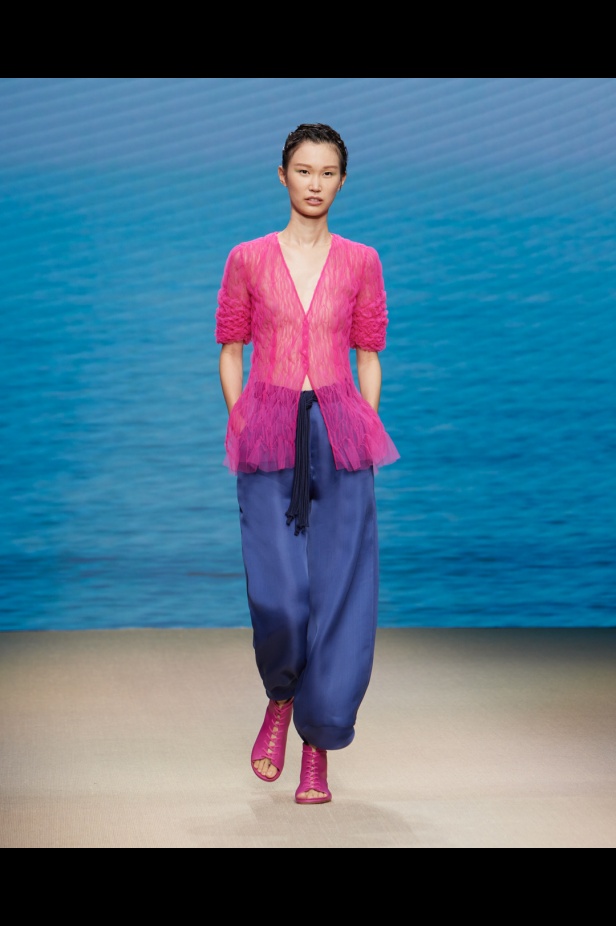 مجموعةGIORGIO ARMANI  لربيع 2022 مزيج بين الجرأة والحرية