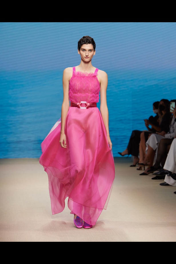 مجموعةGIORGIO ARMANI  لربيع 2022 مزيج بين الجرأة والحرية