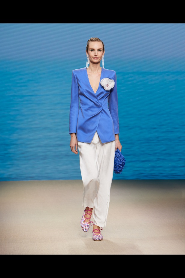 مجموعةGIORGIO ARMANI  لربيع 2022 مزيج بين الجرأة والحرية