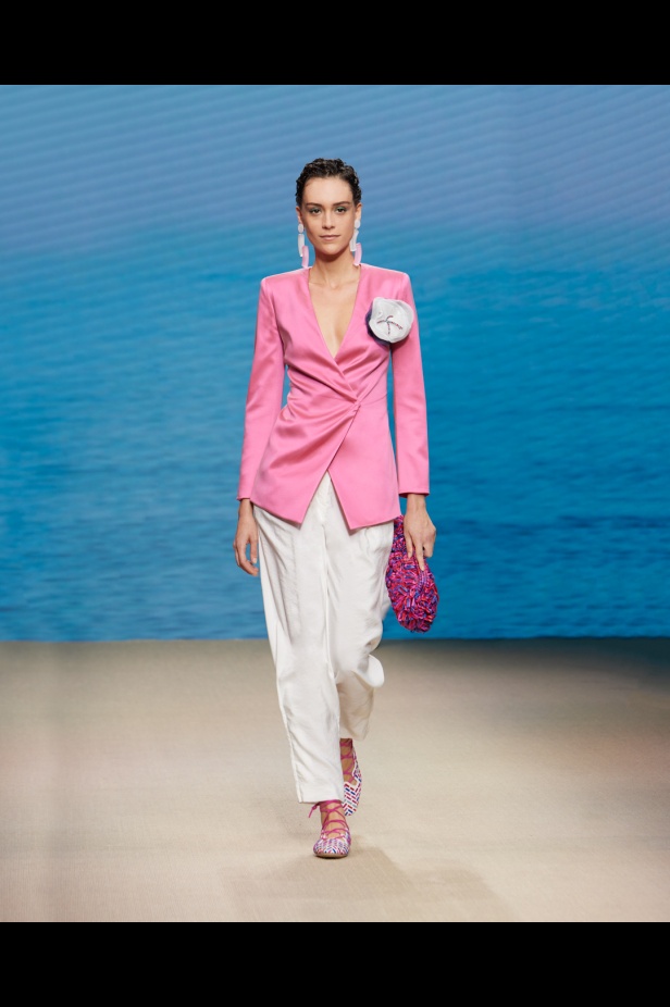 مجموعةGIORGIO ARMANI  لربيع 2022 مزيج بين الجرأة والحرية