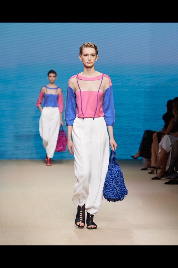 مجموعةGIORGIO ARMANI  لربيع 2022 مزيج بين الجرأة والحرية