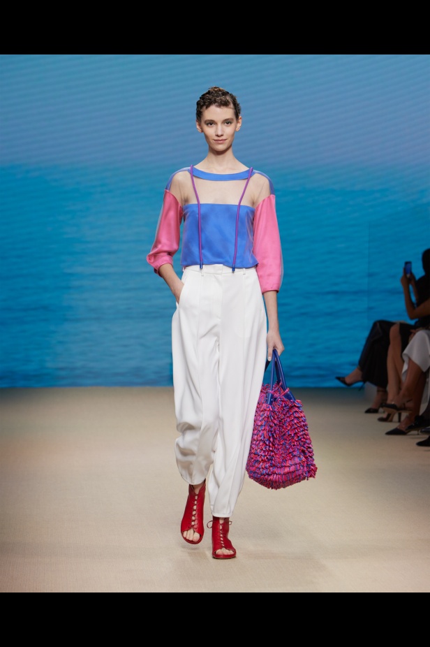 مجموعةGIORGIO ARMANI  لربيع 2022 مزيج بين الجرأة والحرية