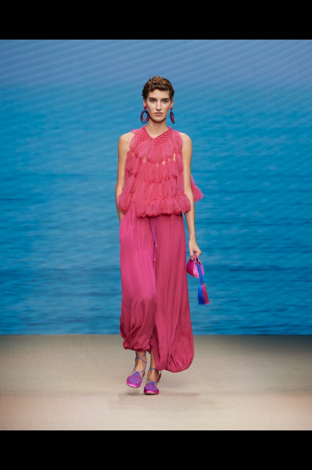 مجموعةGIORGIO ARMANI  لربيع 2022 مزيج بين الجرأة والحرية