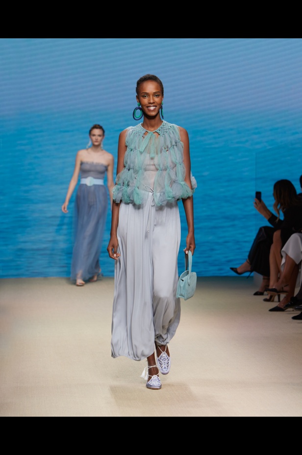 مجموعةGIORGIO ARMANI  لربيع 2022 مزيج بين الجرأة والحرية