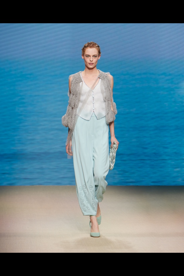 مجموعةGIORGIO ARMANI  لربيع 2022 مزيج بين الجرأة والحرية