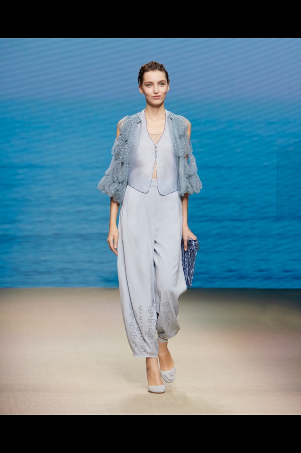 مجموعةGIORGIO ARMANI  لربيع 2022 مزيج بين الجرأة والحرية