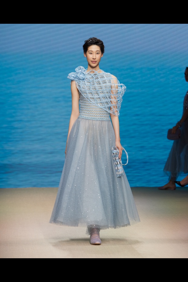 مجموعةGIORGIO ARMANI  لربيع 2022 مزيج بين الجرأة والحرية