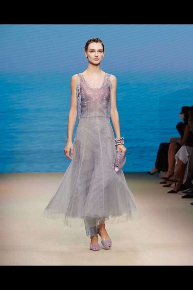 مجموعةGIORGIO ARMANI  لربيع 2022 مزيج بين الجرأة والحرية