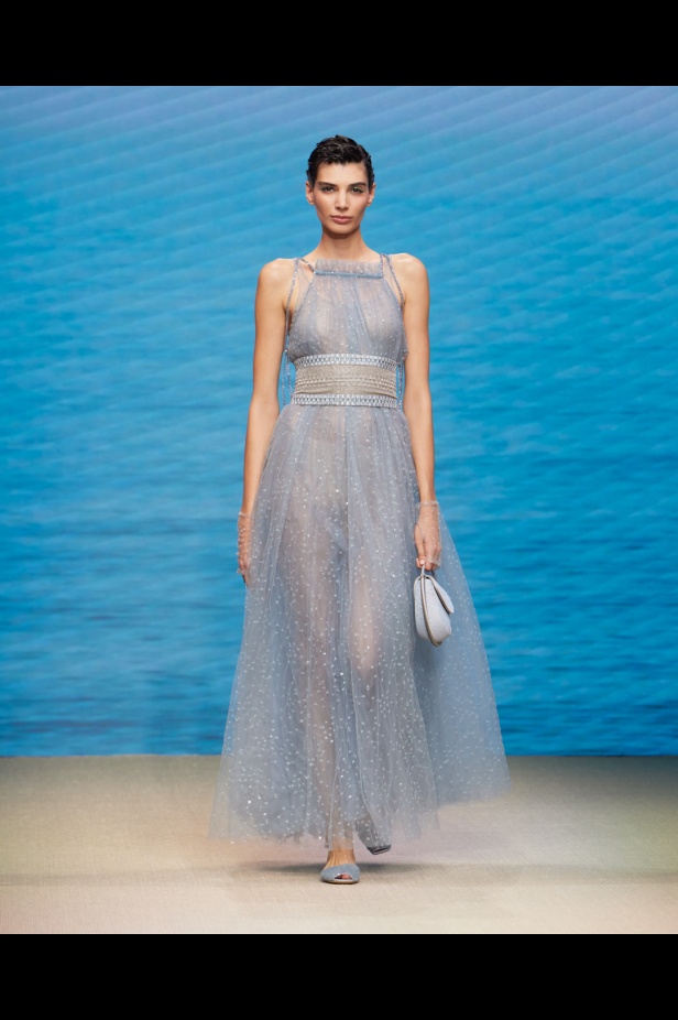 مجموعةGIORGIO ARMANI  لربيع 2022 مزيج بين الجرأة والحرية