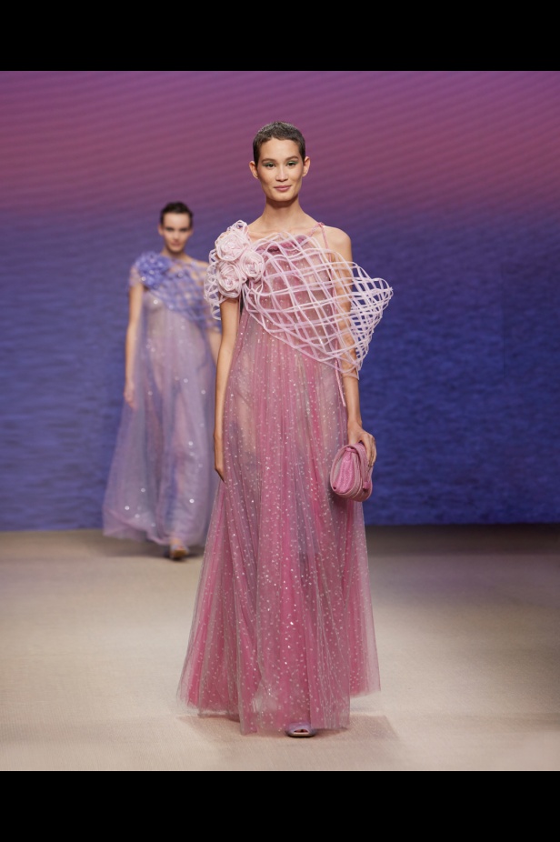 مجموعةGIORGIO ARMANI  لربيع 2022 مزيج بين الجرأة والحرية