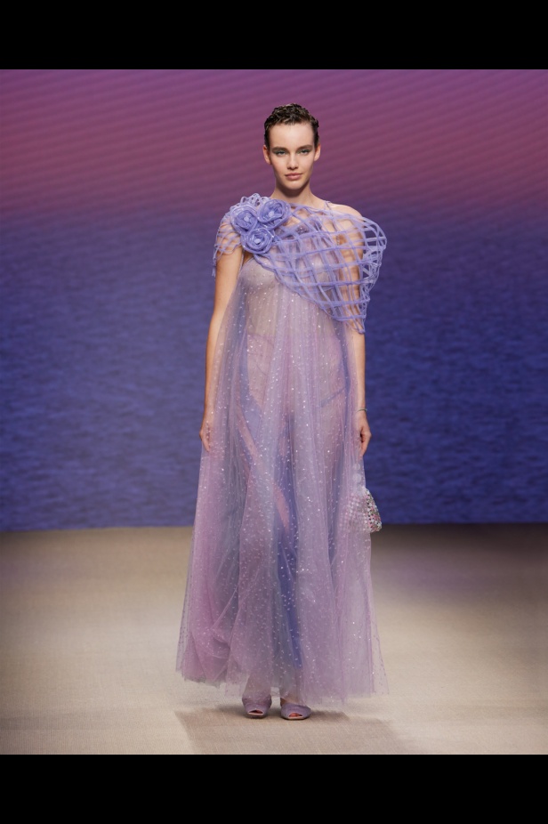 مجموعةGIORGIO ARMANI  لربيع 2022 مزيج بين الجرأة والحرية