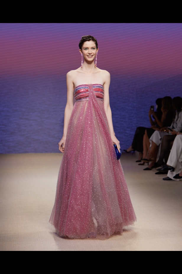 مجموعةGIORGIO ARMANI  لربيع 2022 مزيج بين الجرأة والحرية