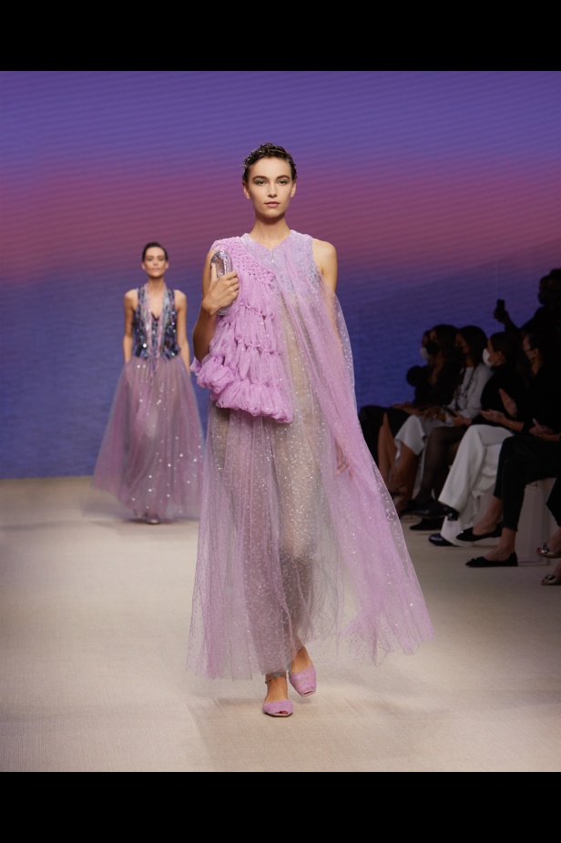 مجموعةGIORGIO ARMANI  لربيع 2022 مزيج بين الجرأة والحرية