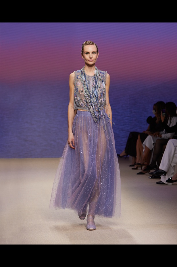 مجموعةGIORGIO ARMANI  لربيع 2022 مزيج بين الجرأة والحرية