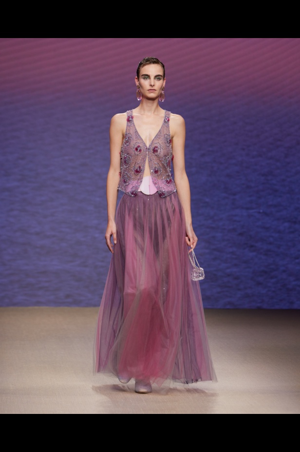 مجموعةGIORGIO ARMANI  لربيع 2022 مزيج بين الجرأة والحرية